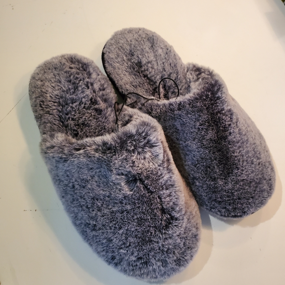 Fuzzy shoes size small 5-6 NWOT